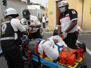 Motociclista inactivo tras un choque