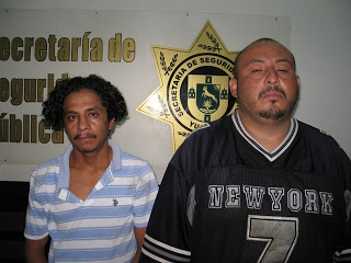 Tabasqueño y yucateco motorolos detenidos