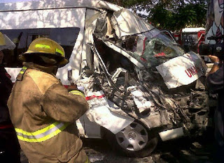 Taxista que hablaba por celular ocasiona tremendo mameyazo