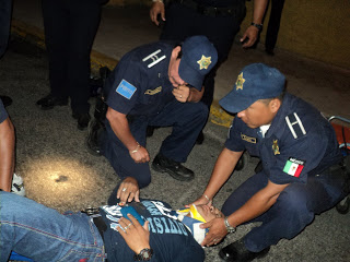 Semaforazo deja un motociclista herido en el centro