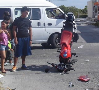 Veinteañera arrolla a un motociclista y huye, pero la detienen en la playa