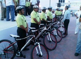 Policías en bicicletas vigilan ya el malecón de Progreso