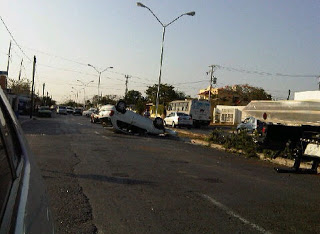 Volcadura de Chevy por exceso de velocidad