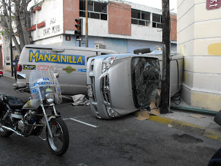 Volcadura  en la esquina del ex centro nocturno Chac Mool