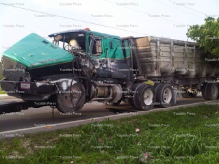 Mega caos vial por volcadura de tráiler con gravilla en el Periférico