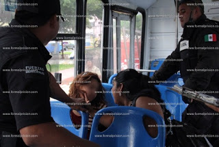 Jovencita se emborracha tanto que se queda dormida en un camión urbano