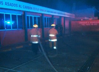 Incendio nocturno en Pollo Brujo de la Alemán