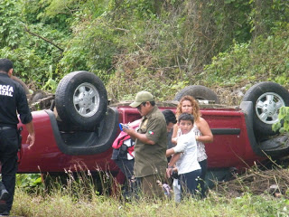 Mujer al volante propicia volcadura en carretera