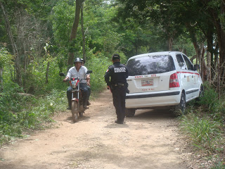 Se roban un taxi de Tulum, pero lo abandonan en el monte en Tizimín