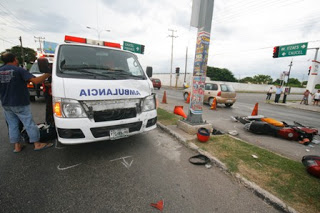 Ambulancia arrolla y mata a un motociclista