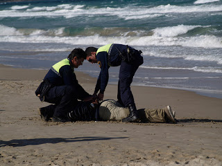 Acude a la playa para drogarse contemplando el mar, pero lo detienen