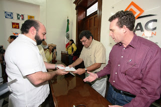Malas noticias para los panistas: el PRI pide su registro para participar en las elecciones del 2012