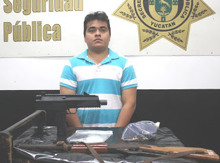 Veracruzano y yucateco detenidos con auto robado, cocaína y un par de armas deportivas