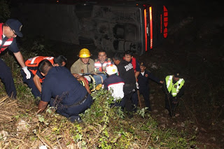 Identifican a los tres muertos del ADO volcado en la carretera a Cancún