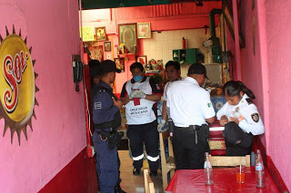 Se atraganta con botana en una cantina y muere