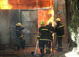 Incendio nocturno en carpintería causa movilización policíaca