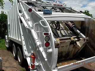 Mujer se cae del camión recolector de basura y se rompe la cabeza