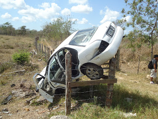 Vehículo volador termina incrustado en el alambrado de un rancho