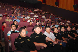 Policías de la SSP van al cine antes de ser acuartelados por elecciones