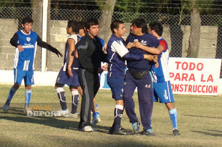 Futbolistas culpan a compañero de la derrota y lo agreden salvajemente