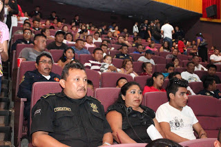 Proyectan película sobre valores a policias y sus familias