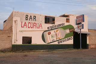 Le pegan seis borrachos cuando departía en una cantina