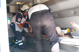 Un carro le aplasta el pie cuando tomaba cervezas abajo de la banqueta