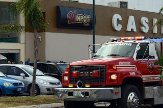 Les cae el techo del casino encima y siguen jugando