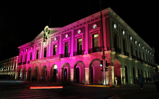 Iluminan de rosa el Palacio de Gobierno