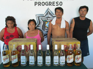 Cae vendedora clandestina de licor y tres de sus clientes