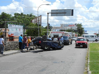 Volcadura por semaforazo en el circuito Colonias