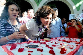 Madrugan para felicitar a Ivonne Ortega por su cumpleaños número 40