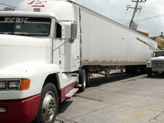 Empistolados roban tráiler que llevaba 50 toneladas de azúcar a una empresa de Mérida