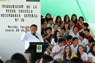 Inaugura el gobernador dos escuelas secundarias en Mérida