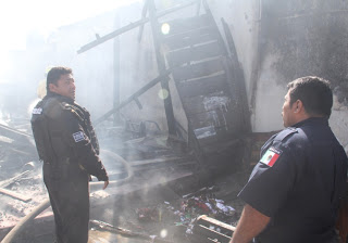 Arden tres viviendas y dos vehículos en incendios voraces