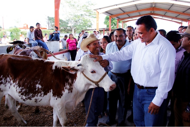 Entrega el Gobernador apoyos por 1.6 mdp a productores de leche