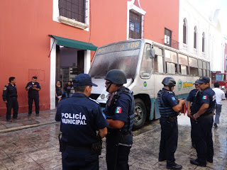 Se incendia camión en el centro de Mérida con 10 pasajeros a bordo