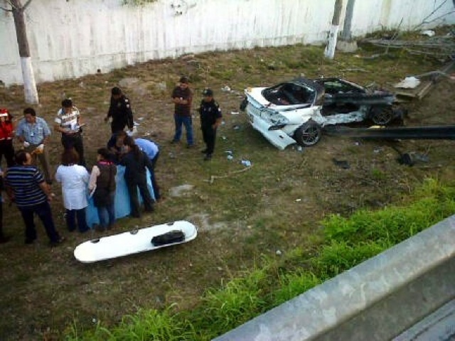 Un Camaro cae de un puente del Periférico y mueren dos de sus ocupantes