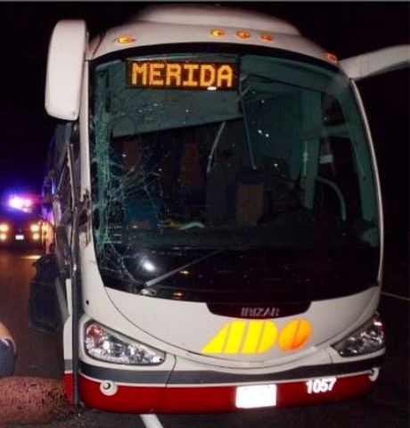 Dos muertos al chocar un ADO en la Mérida-Cancún