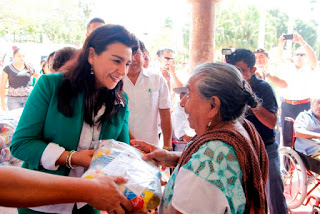 Presidenta del DIF entrega equipos de rehabilitación y despensas en Peto.