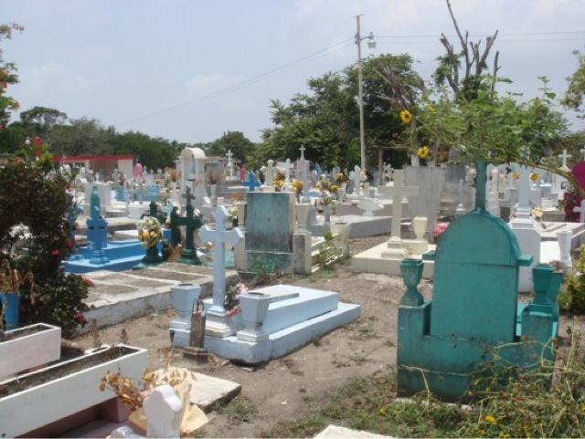 Insólito: pueblo de Yucatán se queda sin espacio en el cementerio parasus "nuevos muertos"