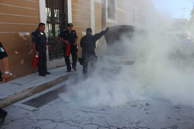 Se incendia en el centro un automóvil de la financiera Bepensa