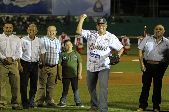 Realiza Rolando Zapata lanzamiento inicial de la temporada 2013 de la
LMB