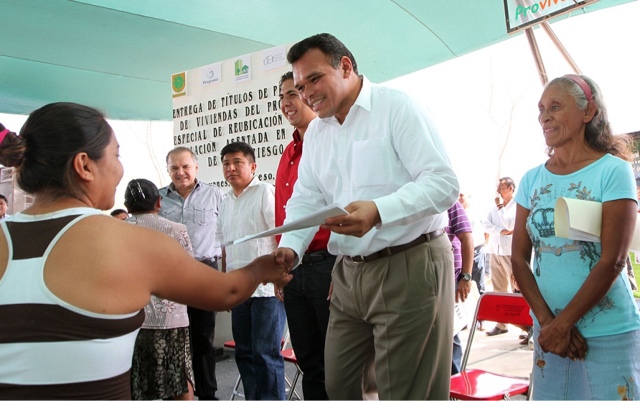 Gobernador entrega títulos de propiedad a más de 300 familias de
Progreso