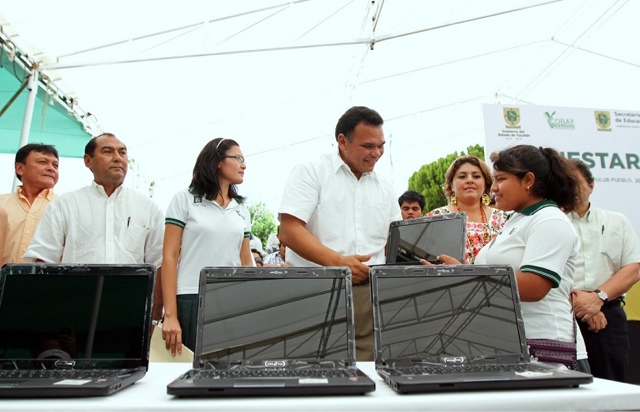 Más de 500 estudiantes reciben computadoras portátiles