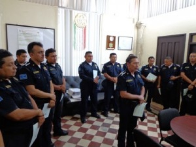 Catorce policías de Mérida terminan la preparatoria