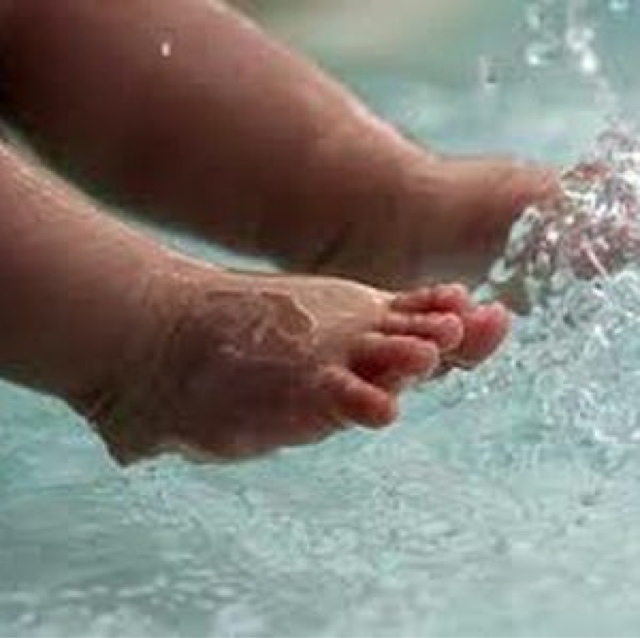 Niño se ahoga en una piscina mientras su madre se entretenía con sulaptop