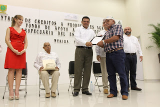 Entregan créditos del Fondo de Apoyo a la Productividad Agropecuaria (FOPROYUC).