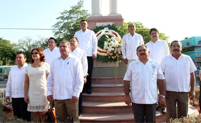 El Gobernador entrega el galardón Maestro Distinguido 2013 a Fidelio
Quintal Martín.