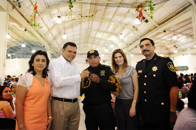 Familias de policías celebran a los niños y a las madres